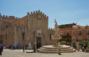 mercato-di-piazza-duomo-taormina